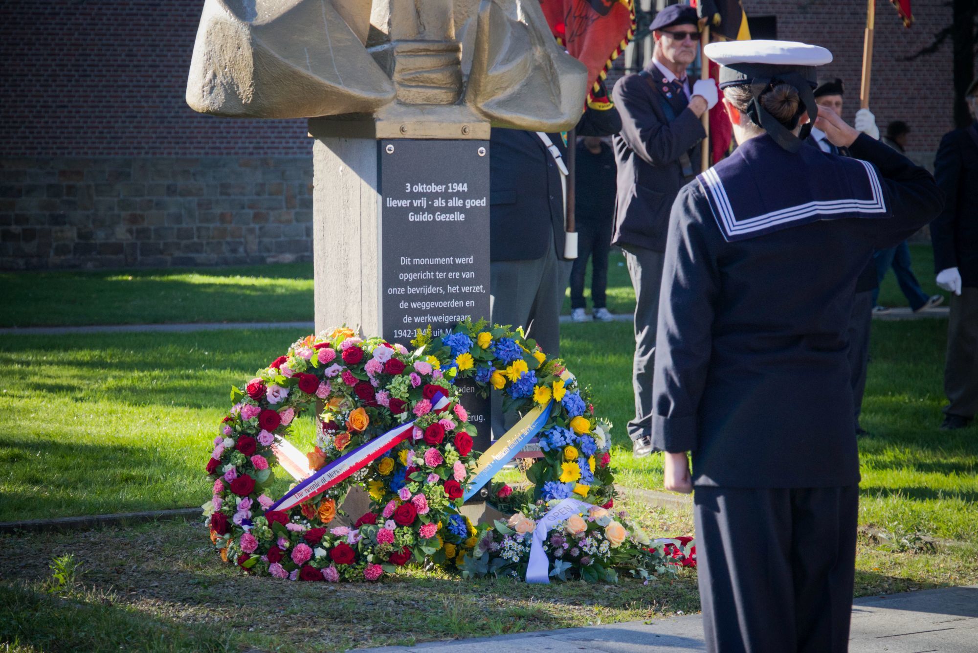 Hulde aan het herdenkingsmonument op het Burgemeester Jozef Nolfplein.